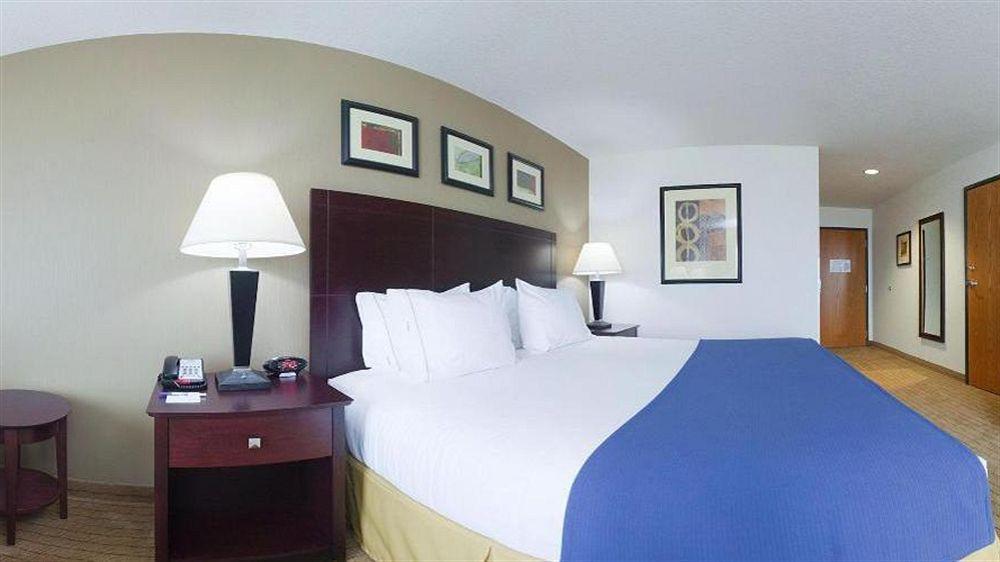 Holiday Inn Express Hotel & Suites Antigo By Ihg Extérieur photo