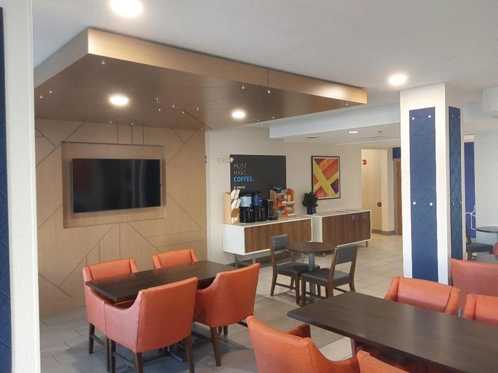 Holiday Inn Express Hotel & Suites Antigo By Ihg Extérieur photo