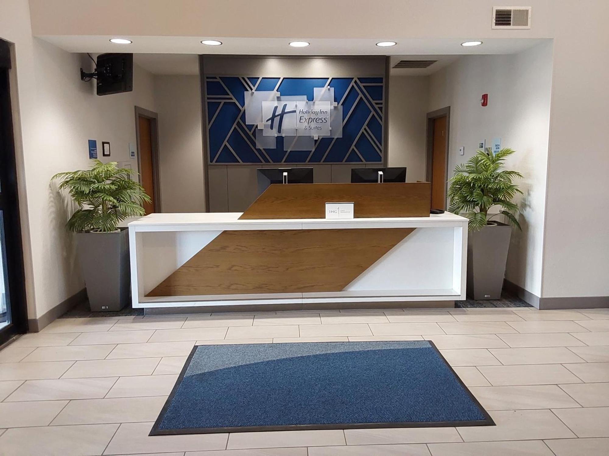 Holiday Inn Express Hotel & Suites Antigo By Ihg Extérieur photo