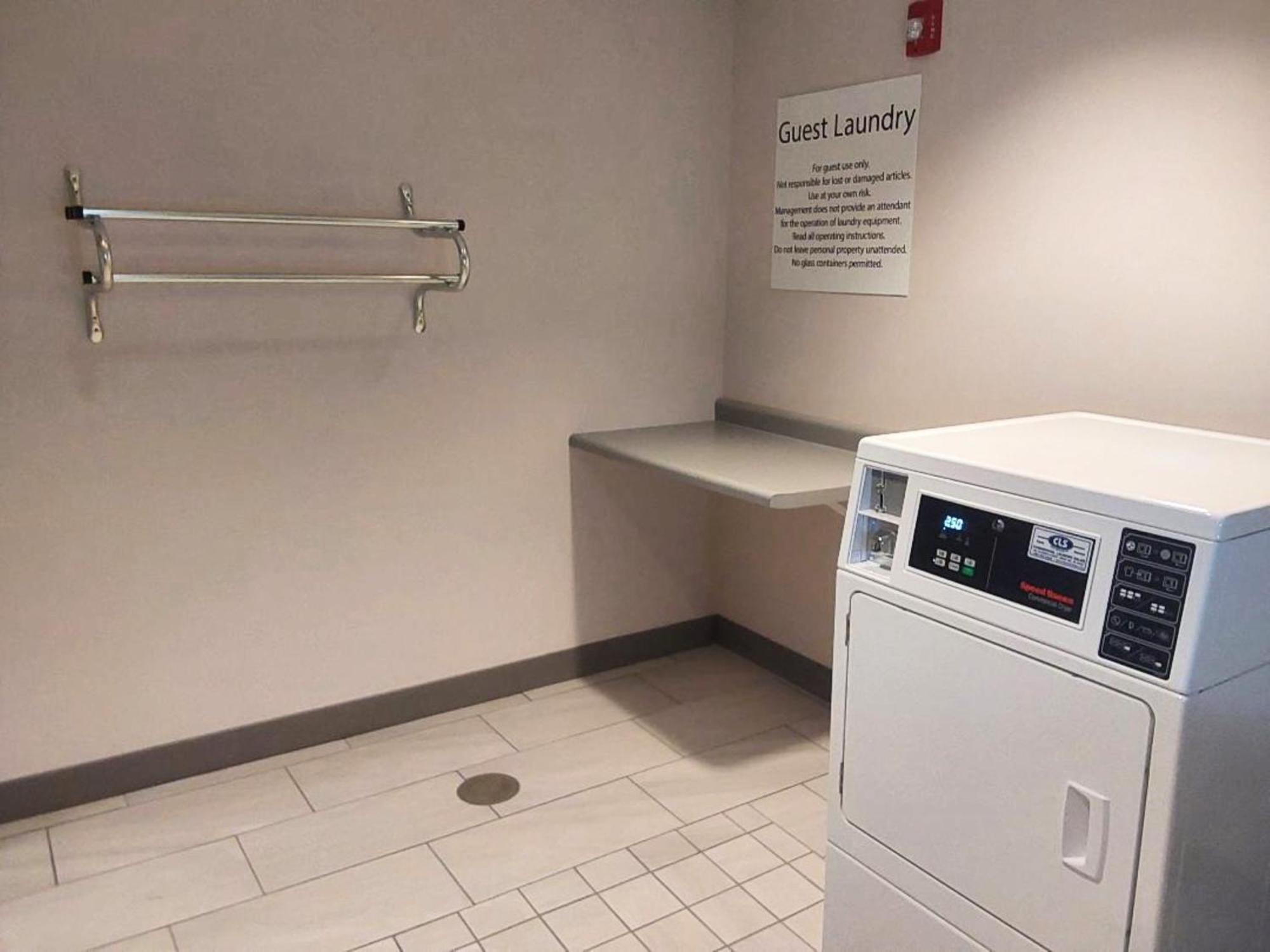 Holiday Inn Express Hotel & Suites Antigo By Ihg Extérieur photo