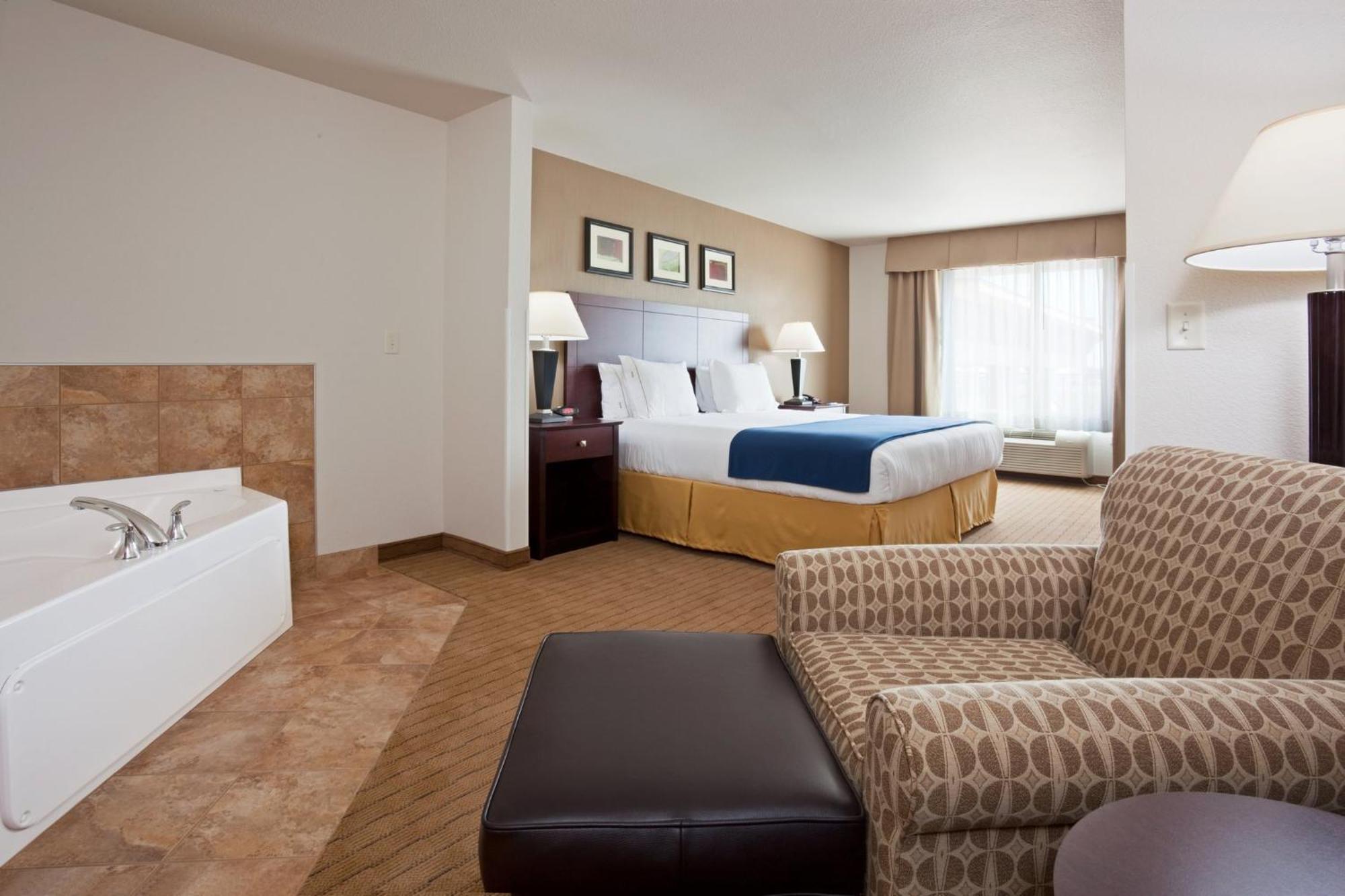 Holiday Inn Express Hotel & Suites Antigo By Ihg Extérieur photo